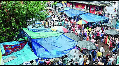 Plastic returns to Gariahat, New Mkt as hawkers take rain cover