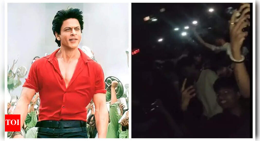 Videos from Gaiety Galaxy show fans hooting and whistling as Shah Rukh ...
