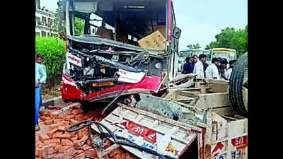 Four injured as bus rams into tractor-trolley in BKT