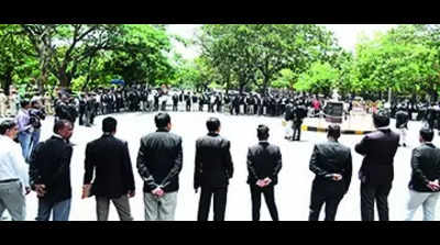 Lawyers protest cop’s high-handedness