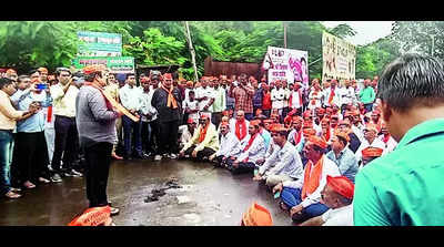 Maratha Morcha activists block road in Nandgaon