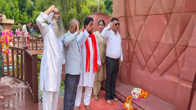 Family of Vir Abdul Hamid, trustees pay homage to Jallianwala Bagh victims