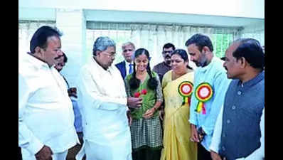 CM meets girl who congragulated him for pro-student scheme