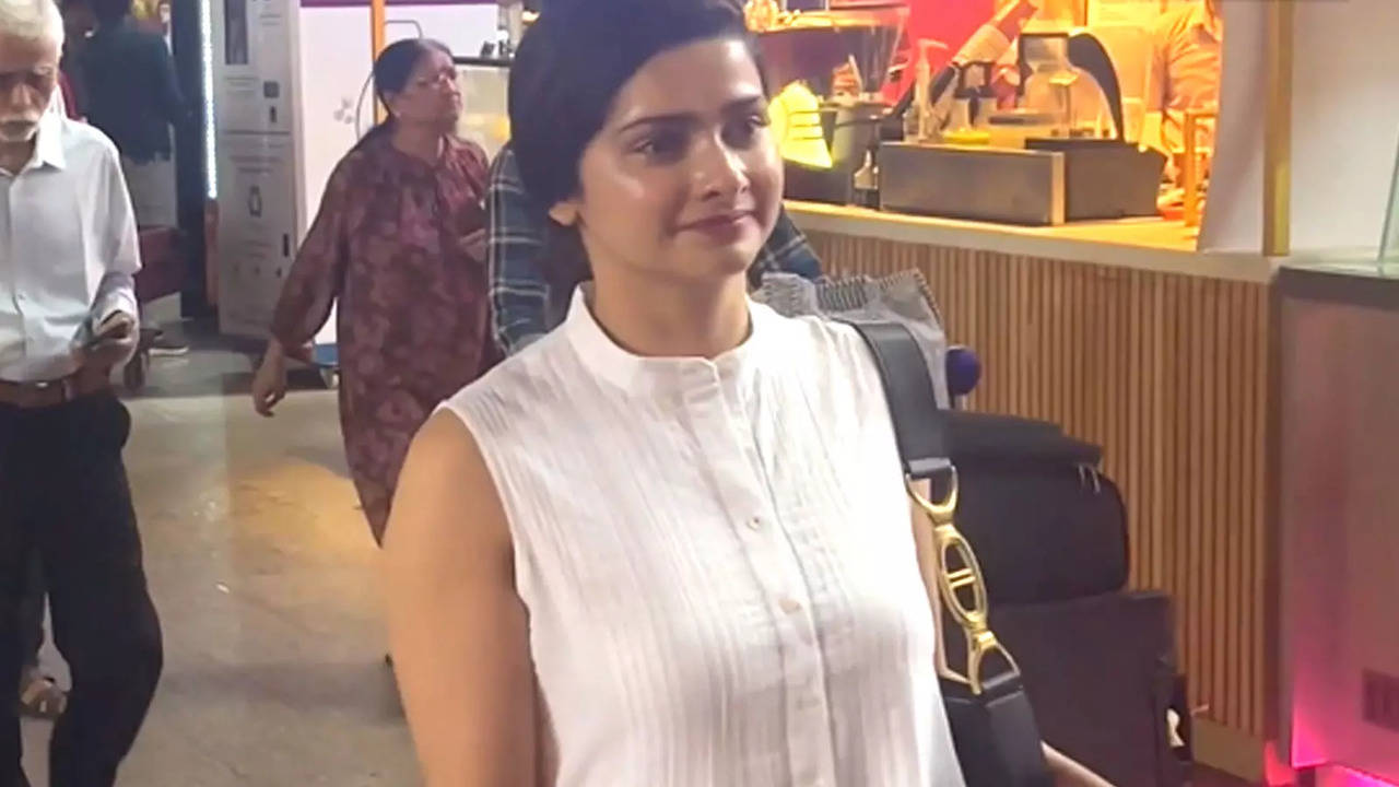 1280px x 720px - Prachi Desai is a sight to behold in white kurta at airport | Etimes -  Times of India Videos