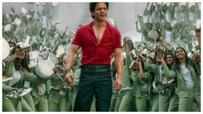 WATCH: Fan grooves to Zinda Banda during 'Jawan' screening, Shah Rukh Khan REACTS