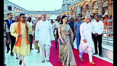 Mauritian PM offers prayers at KV Temple, takes part in Ganga Aarti