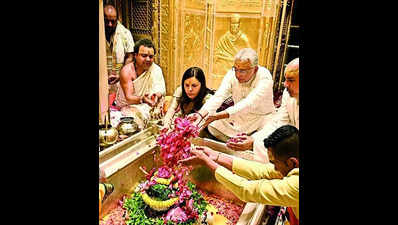 Mauritian PM offers prayers at KV Temple, takes part in Ganga Aarti