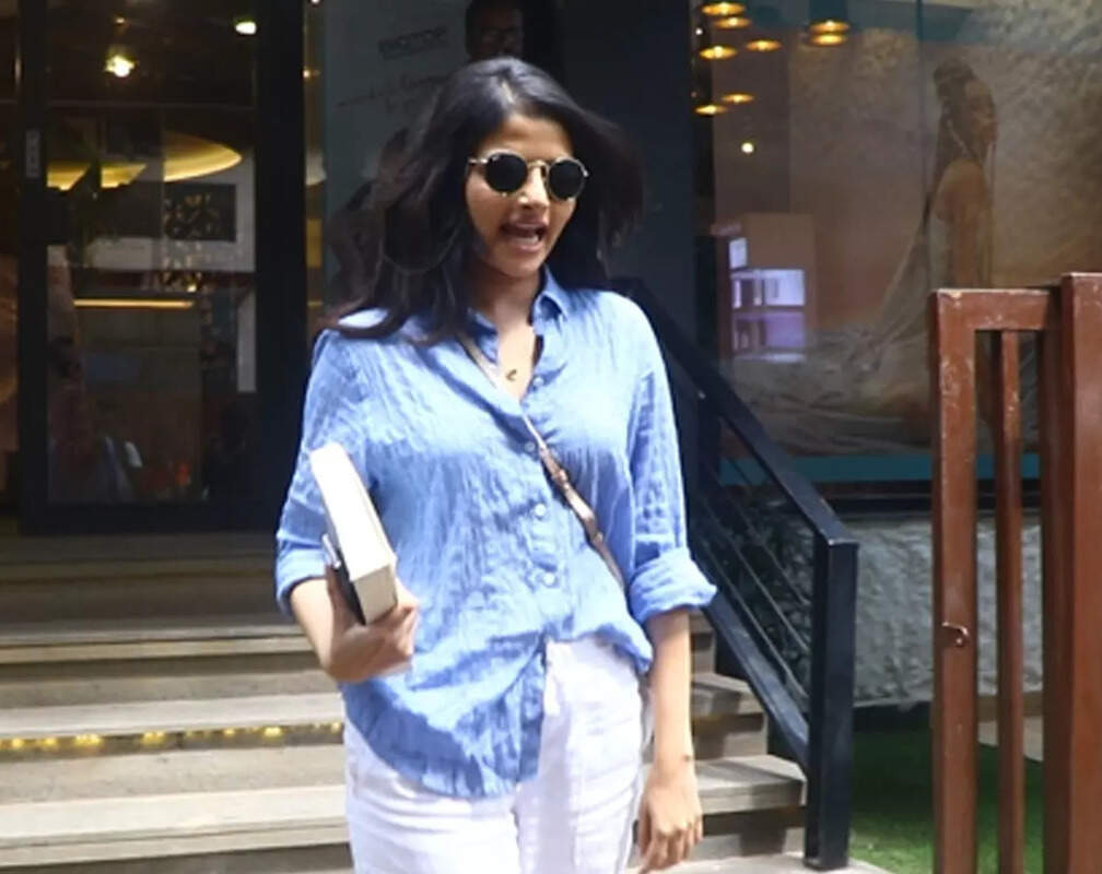 
‘Abhi late ho jayega’: Bhagyashree's daughter Avantika Dassani slays casual look as she gets papped in Juhu
