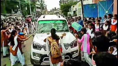 Vaishali schoolgirls stage protest