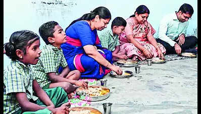 Kanimozhi dines with children who refused food cooked by dalit