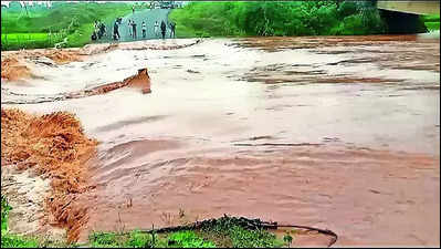 Heavy rain lashes districts, Met dept sounds red alert