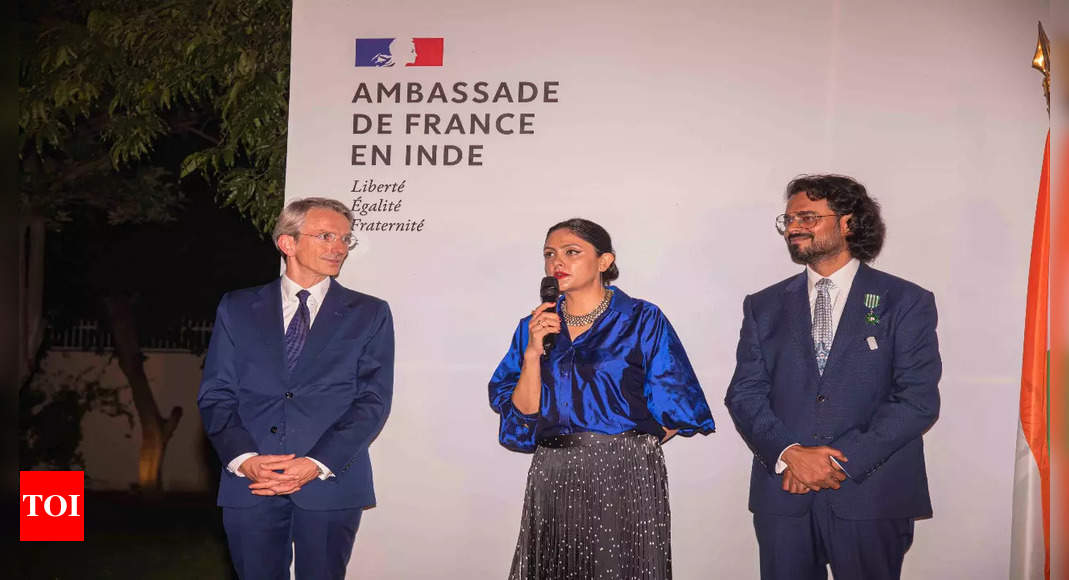 Rahul Mishra reçoit une médaille française pour sa contribution à la promotion de l’artisanat indien dans le monde |  Événements d’actualité cinématographique