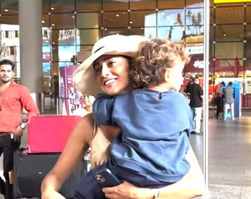 
Adorable video! Shriya Saran swirls around with her daughter at airport
