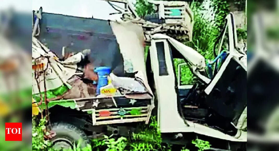 Pickup: 4 Dead, 8 Injured As Dumper Rams Pickup In Kanpur | Kanpur News ...