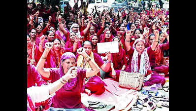 Asha workers seek higher wages, protest