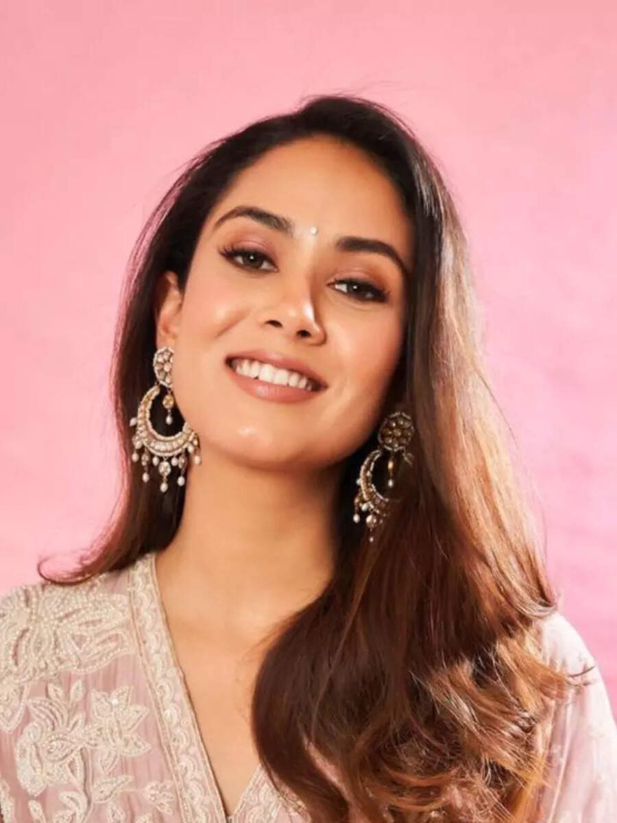 Last Minute Ethnic Suits To Steal From Mira Rajput For Festive Season ...
