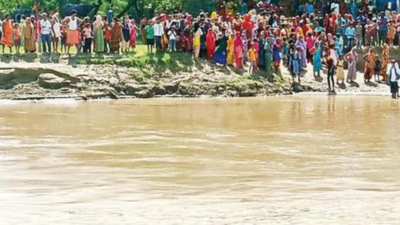 8 kids among 11 feared dead as boat capsizes in Bihar's Bagmati