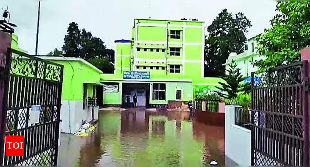 Heavy Rain: Chc Gets Submerged, Staff Drain Out Rainwater | Bhubaneswar ...