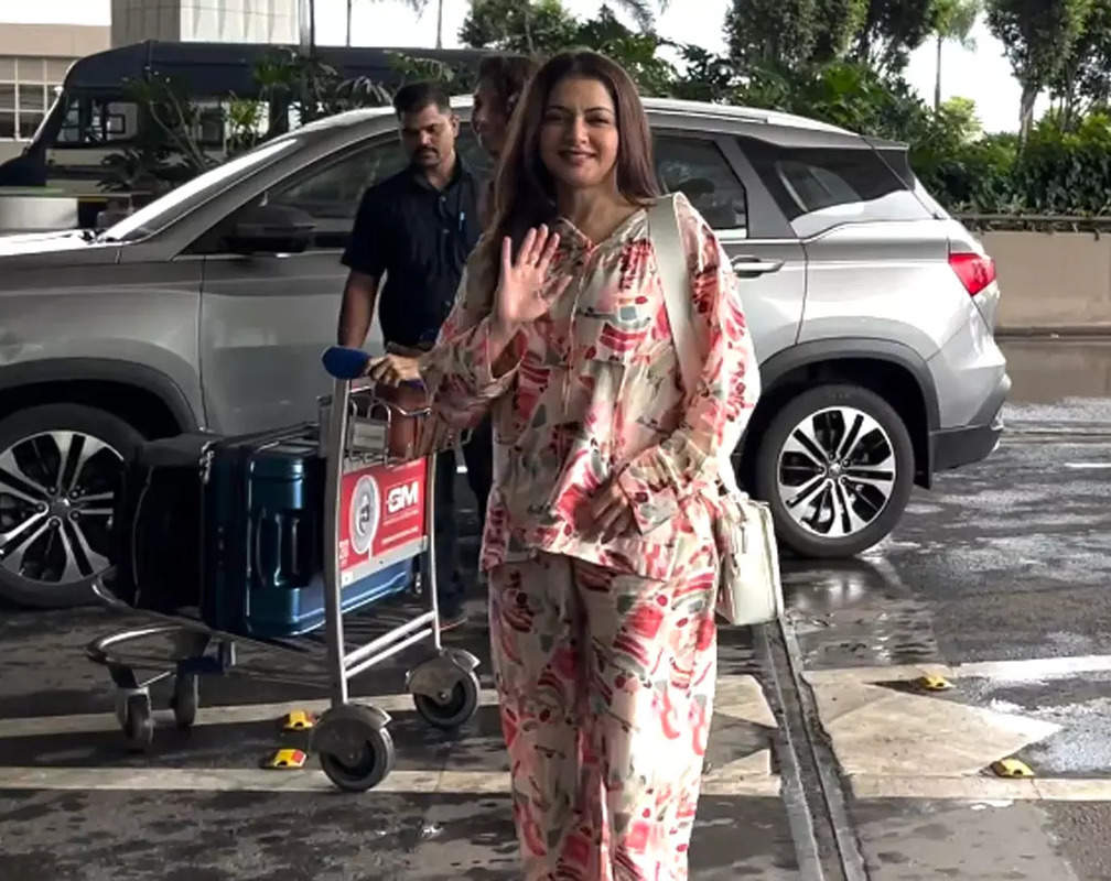 
Bhagyashree smiles at the paparazzi as she gets spotted in Mumbai
