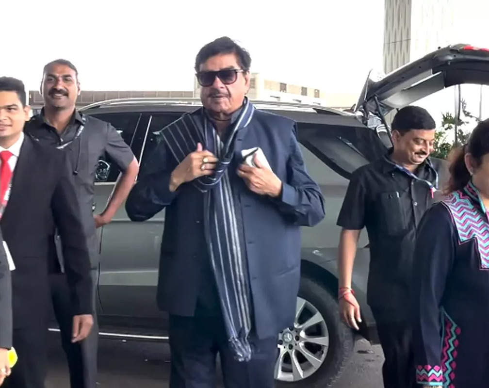 
Veteran actor Shatrughan Sinha makes a rare appearance at the airport, interacts with paparazzi- Watch IT
