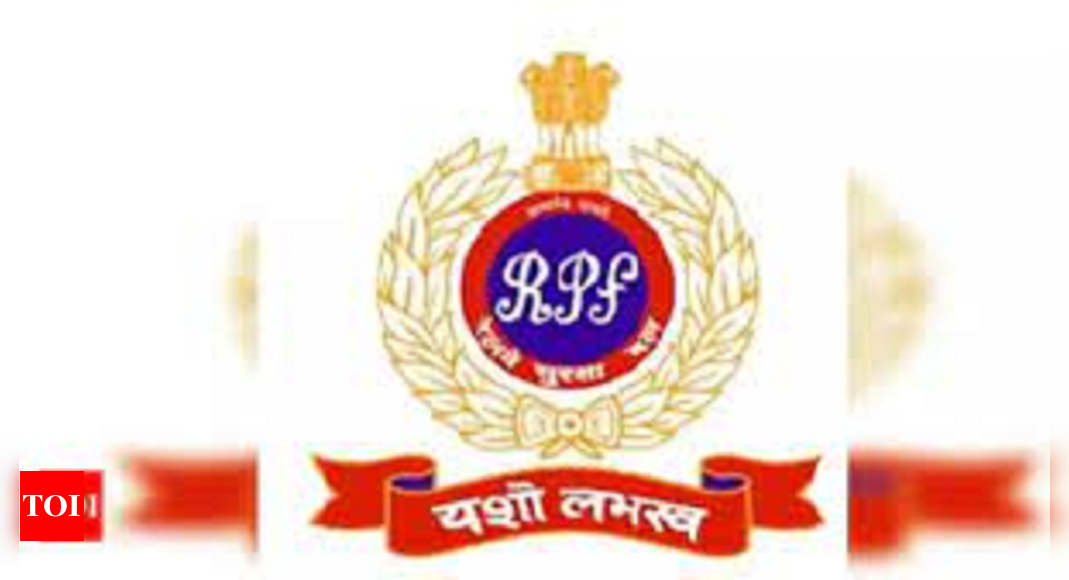 Rpf: Scuffle breaks out between RPF, hawkers | Kolkata News - Times of ...