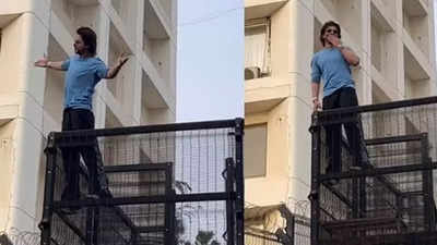 Shah Rukh Khan is back with his SIGNATURE pose, greets fans outside Mannat, blows kisses to them