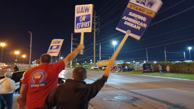 Auto Workers UAW resumes talks - 103763931 