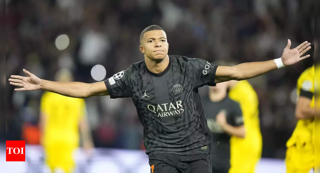 PSG teammates Achraf Hakimi and Kylian Mbappé after the game