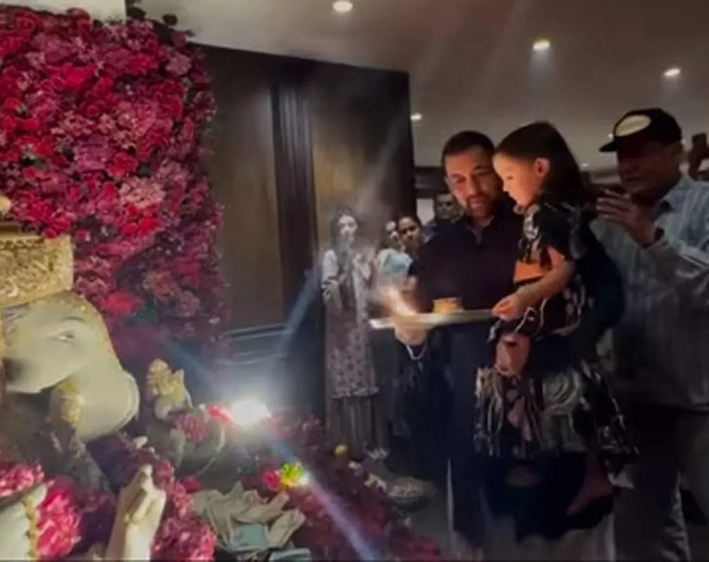 
Salman Khan performs Ganesh aarti with niece Aayat in his arms- WATCH VIDEO
