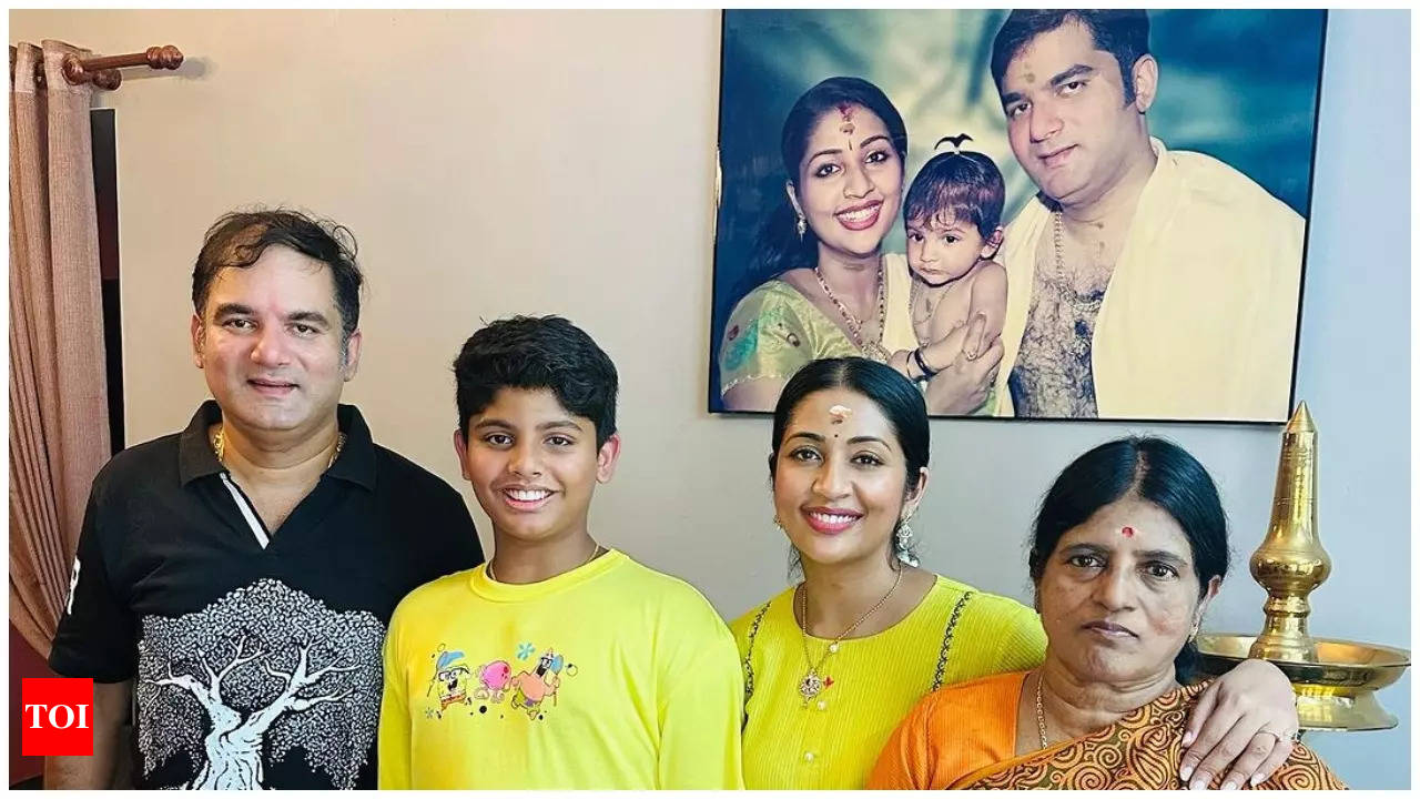 Navya Nair dispels divorce rumors with heartwarming family photo |  Malayalam Movie News - Times of India