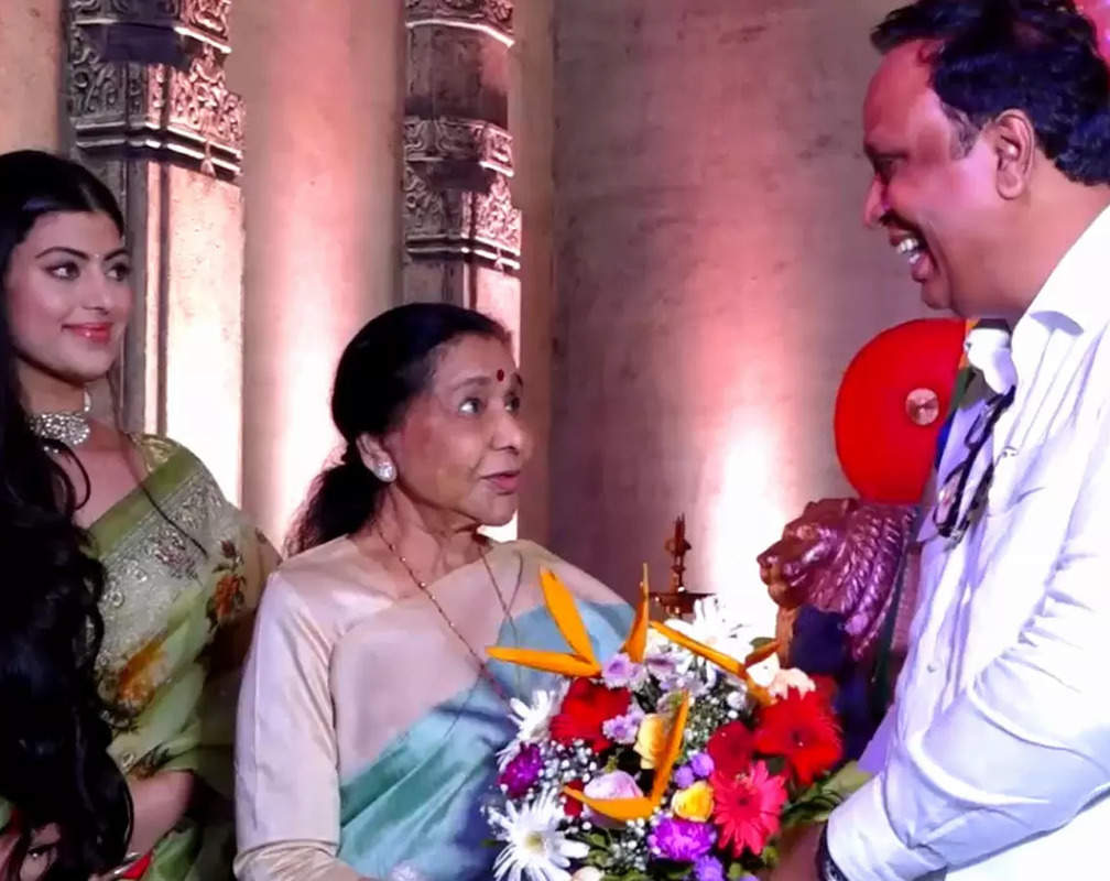 
Asha Bhosle visits Ashish Shelar's residence with Zanai Bhosle to seek blessings of lord Ganesha
