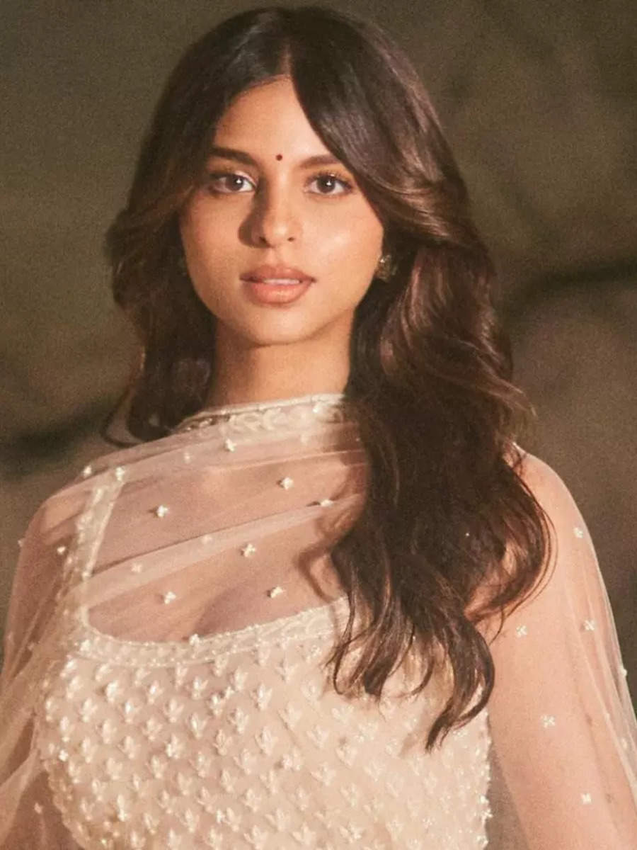 Suhana Khan shines like a fashion goddess in a heavily embroidered suit ...