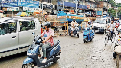 Absence of dividers leads to traffic chaos at Ganeshguri & Chandmari