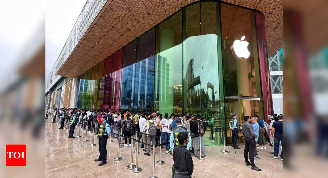 La série Apple iPhone 15 est mise en vente : longues files d’attente devant l’Apple Store à Mumbai, Delhi, Dubaï, en Australie et dans d’autres pays