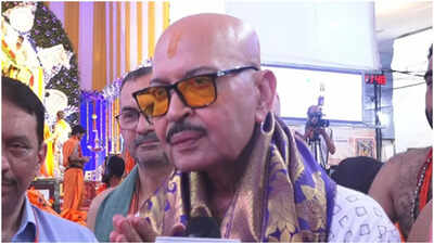 Rakesh Roshan seeks blessings of Lord Ganesha, says "Ganesha idol is absolutely majestic"