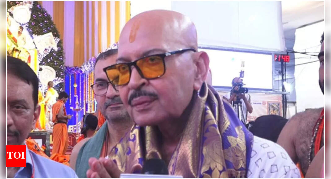 Rakesh Roshan seeks blessings of Lord Ganesha, says "Ganesha idol is