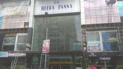 Major fire erupts at shopping mall in Mumbai's Oshiwara area