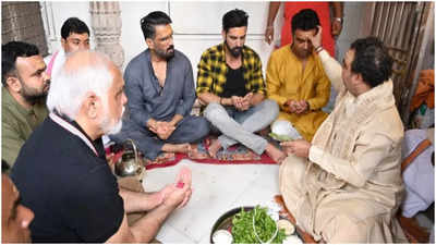 Suniel Shetty seeks blessing at Kashi Vishwanath temple