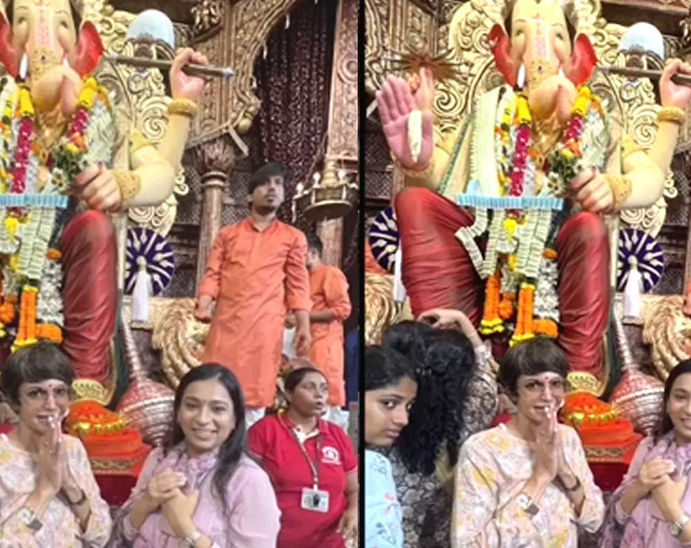 
Mandira Bedi seeks blessings of Ganpati Bappa at Lalbaugcha Raja
