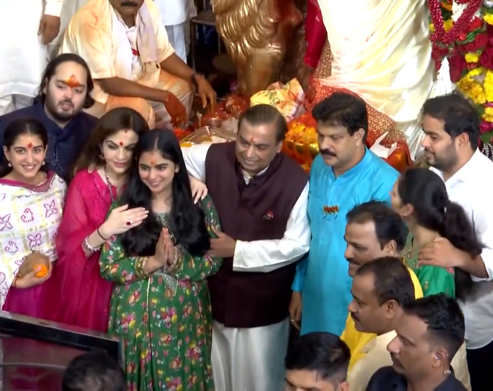 
Mumbai: Mukesh Ambani, wife Neeta Ambani with family members offer prayers at Lalbaugcha Raja
