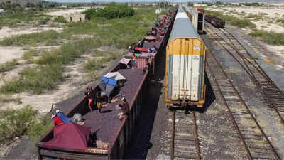 Mexico: As migrants overwhelm a Texas border city, others wait in