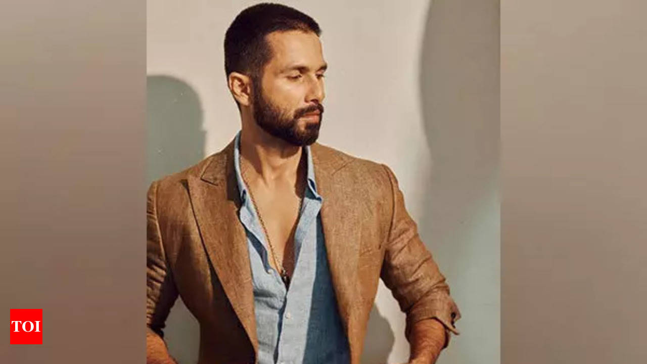 Shahid Kapoor takes an artistic route as he drops a hint about the Amazon  Original, Farzi