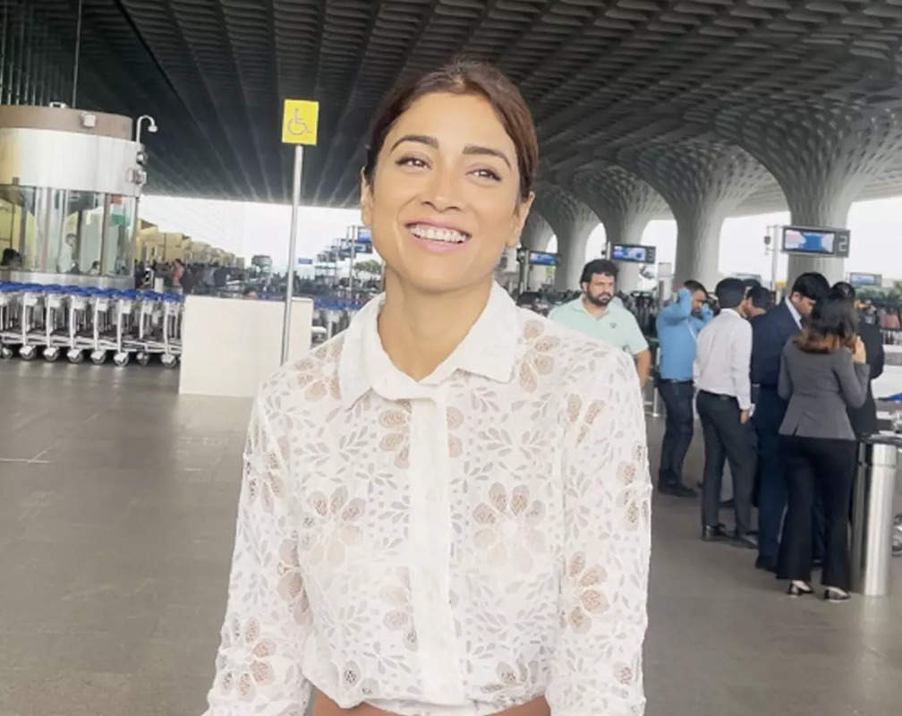 
‘Chal hat jhoothe’: Shriya Saran bursts into laughter because of a pap; here’s what happpened
