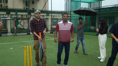 Mutiah Muralidharan plays cricket with the media despite the rains, urges people to watch '800' for the film's message