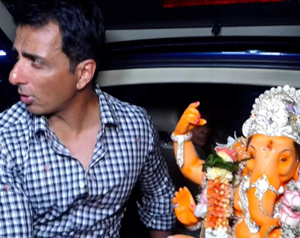
Watch: Sonu Sood bids adieu to Lord Ganesha
