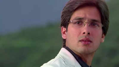 Shahid Kapoor reveals why he went against makers to wear glasses in 'Jab We Met'