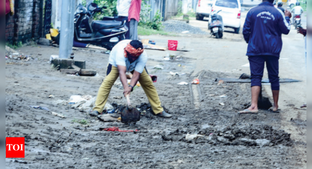 Nagpur: Residents fight sewage, mud on roads, water in basements ...