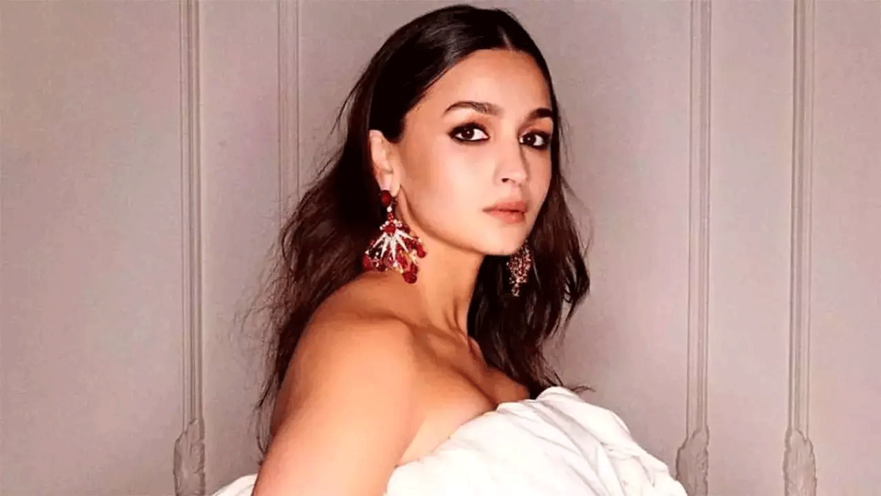 Alia Bhatt catches up, shares a hug with Thai actress Davika Hoorne in  Milan - See photos | Hindi Movie News - Times of India