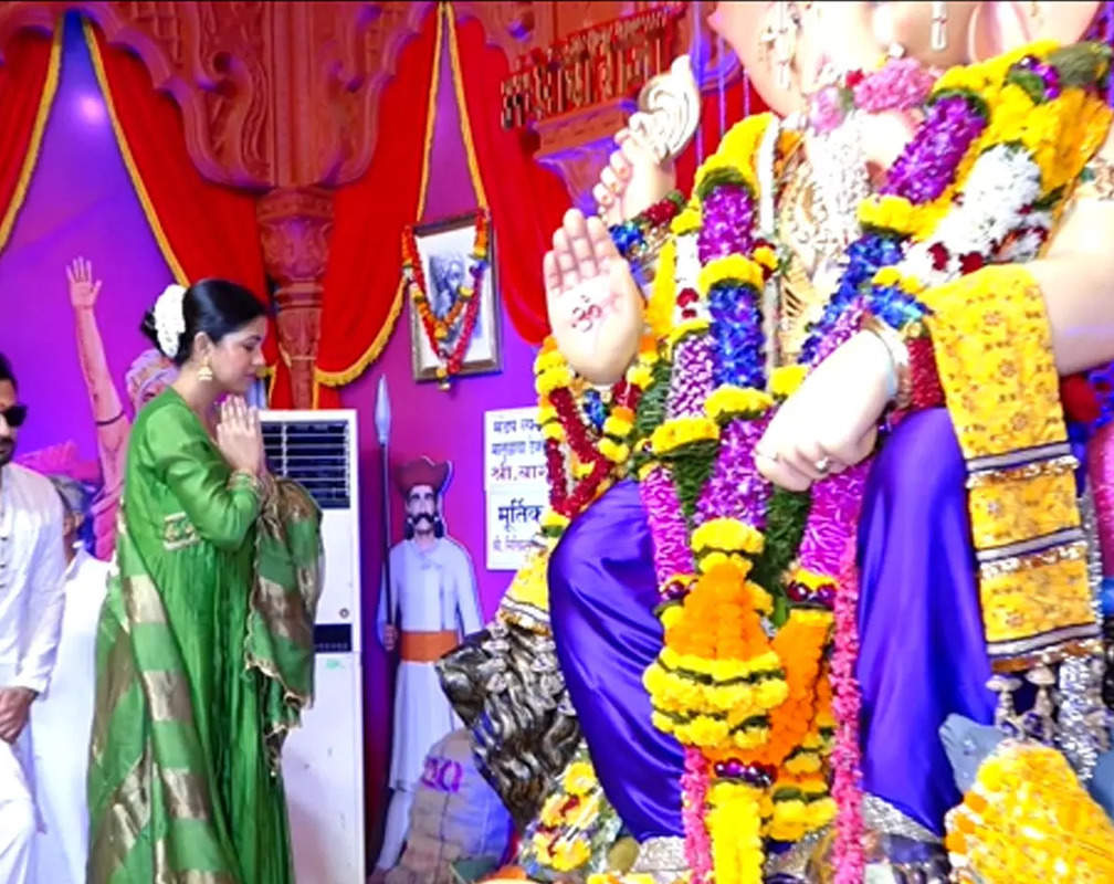 
New parents Ishita Dutta and Vatsal Sheth seek blessings at Andheri Cha Raja
