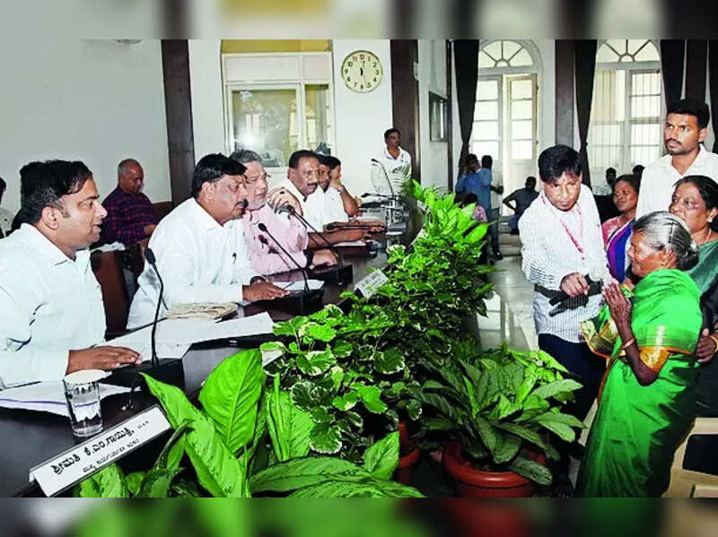 Jaya Bachchan addressing paparazzi